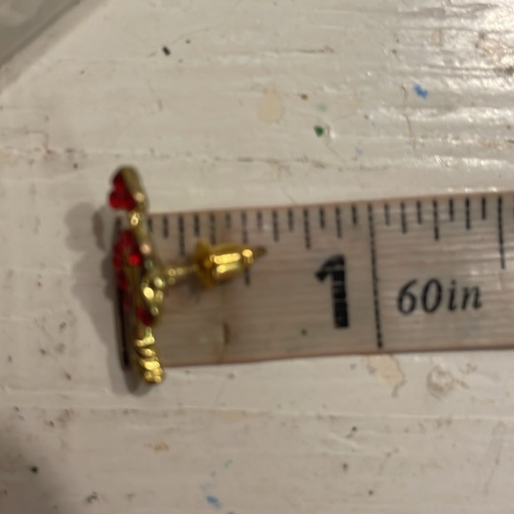 0.5” mixed metal gold tone heart & arrow stud earrings 7 prong set red crystals - Picture 10 of 10